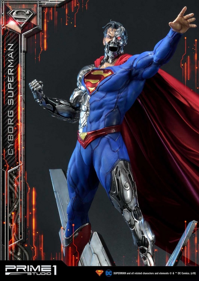 3 公分,再现了与机械混合的超人类体格,经典的超人服装夹杂厚重的银色